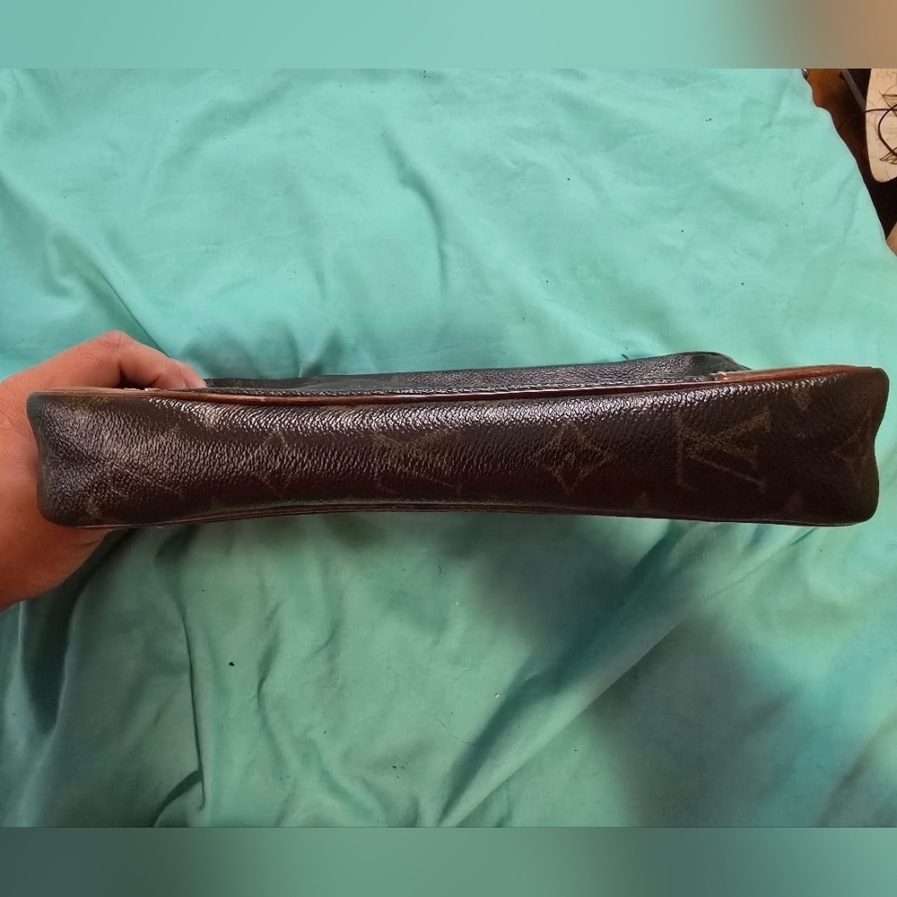 Vintage Louis Vuitton Travel Bag - Picture 5 of 11